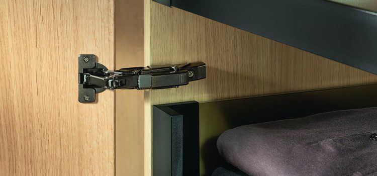 Как установить и отрегулировать мебельные петли с доводчиком?